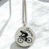 collier cycliste avec gravure personnalisée du prénom