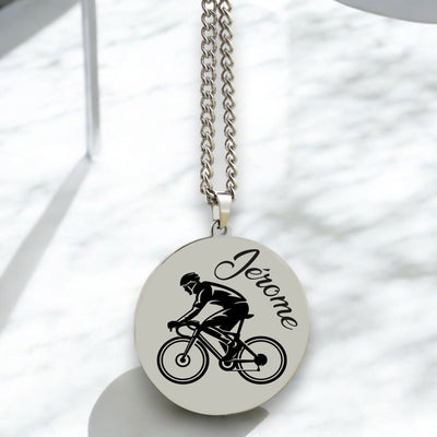 collier cycliste avec gravure personnalisée du prénom