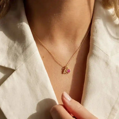 Collier porté avec pendentif signe astrologique du zodiaque