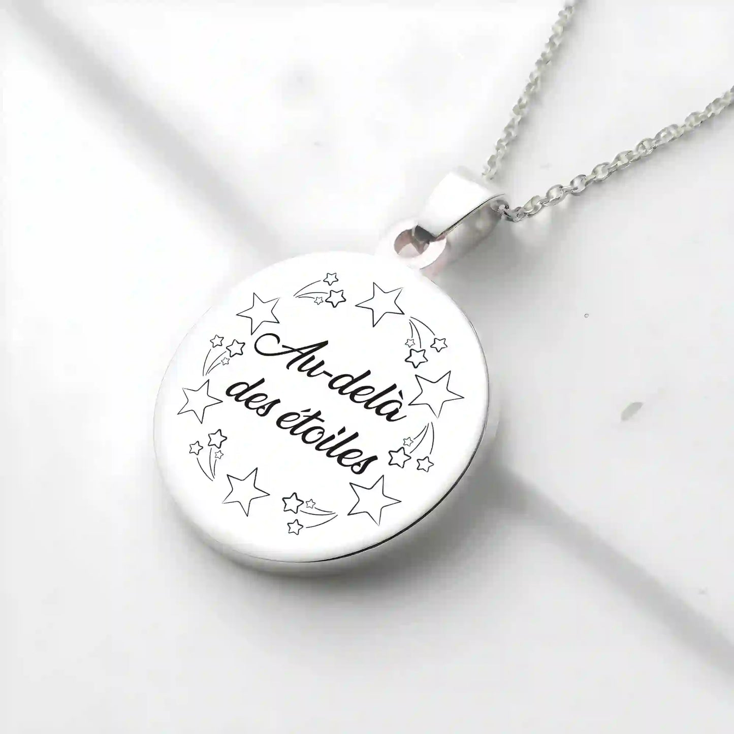 Collier couronne d etoiles personnalisé avec gravure d’un prénom 