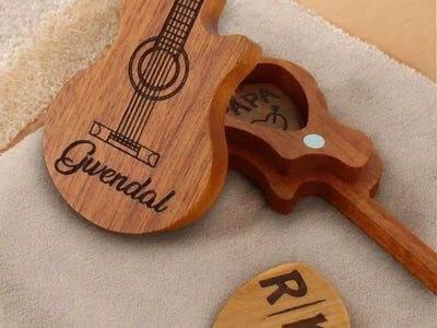 Guitare bois personnalisée avec médiator