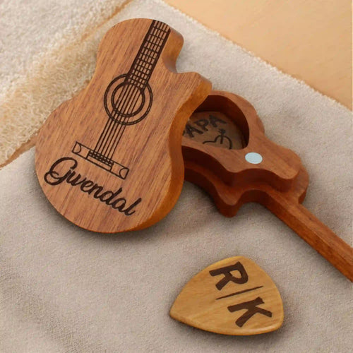 Guitare et médiator en bois personnalisé gravé