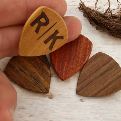 Médiator en bois gravé