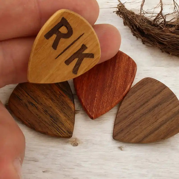 Médiator en bois gravé personnalisé