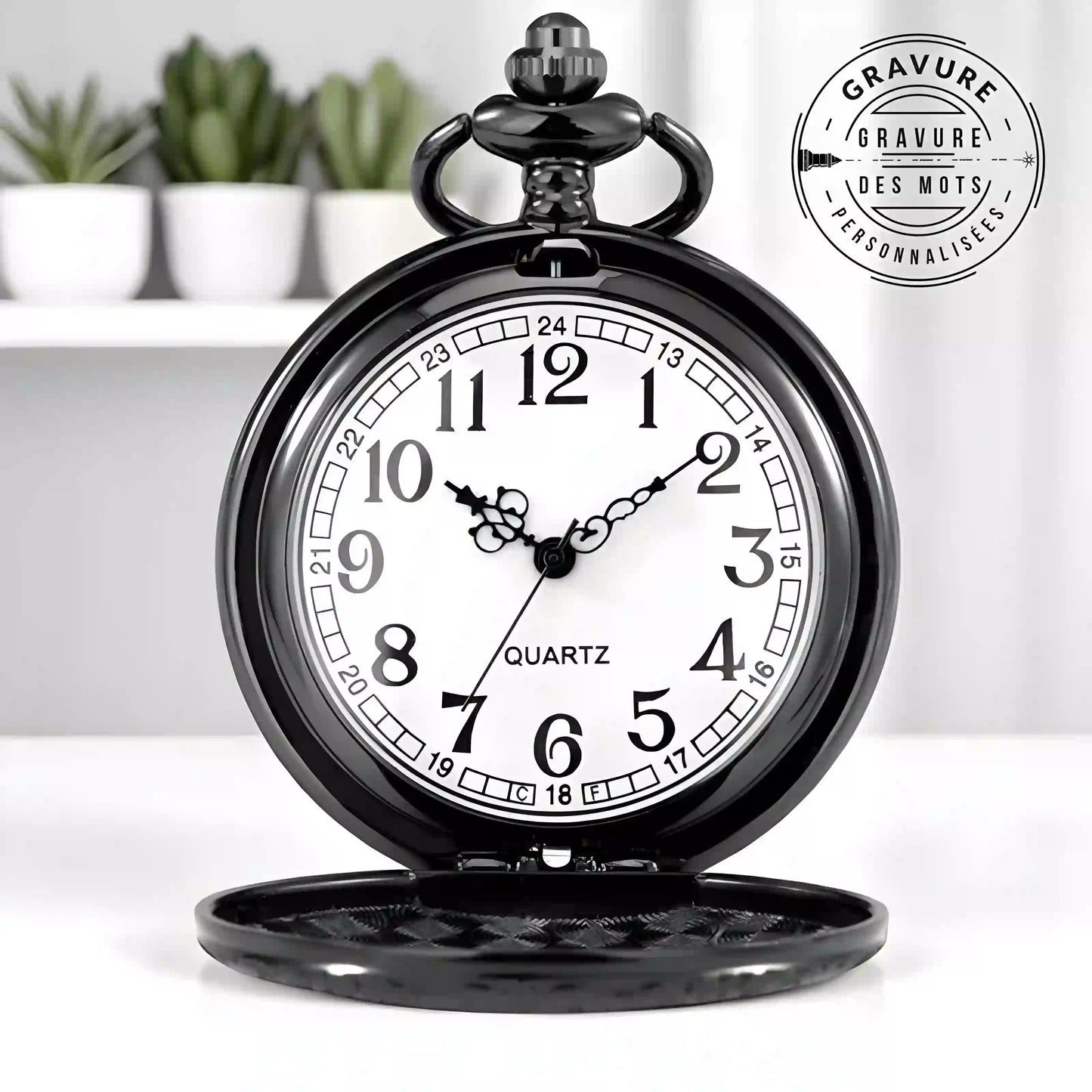 Une montre de poche noire avec un cadran blanc et des chiffres clairs