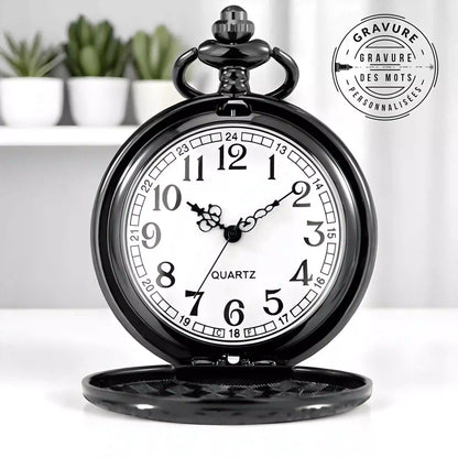 Une montre de poche noire avec un cadran blanc et des chiffres clairs