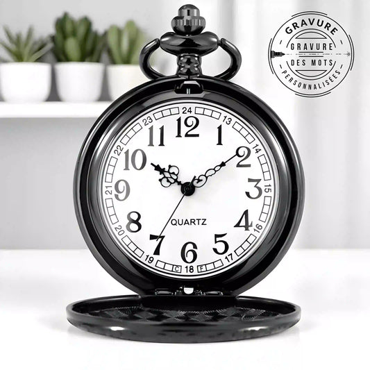Une montre de poche noire avec un cadran blanc et des chiffres clairs