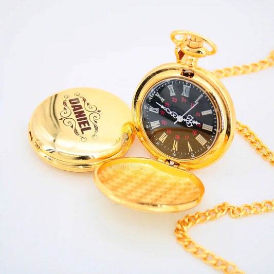 Montre à gousset couleur or avec gravure d’un prénom sur le couvercle
