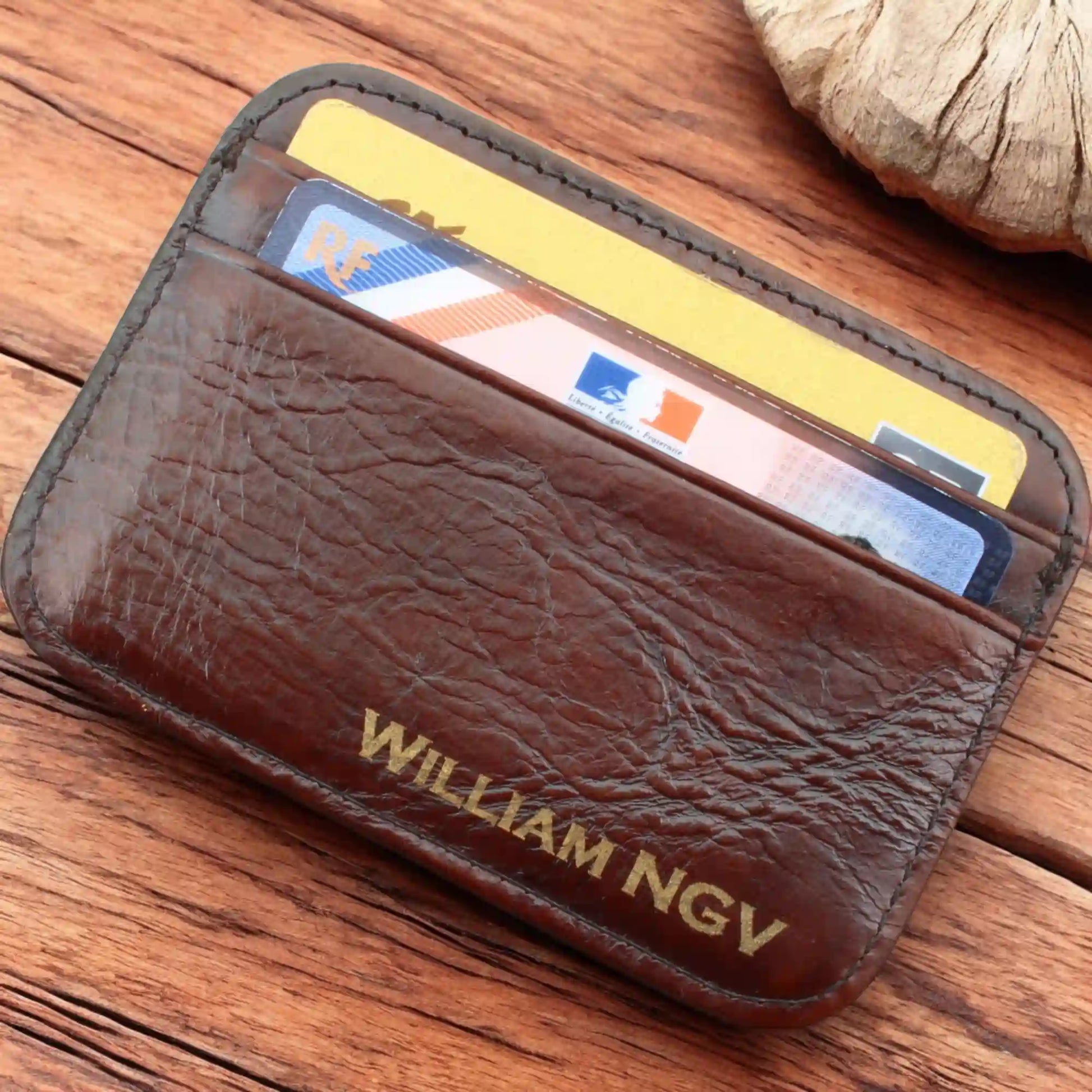 Porte carte personnalisé en cuir marron pour homme avec 4 emplacements pour cartes