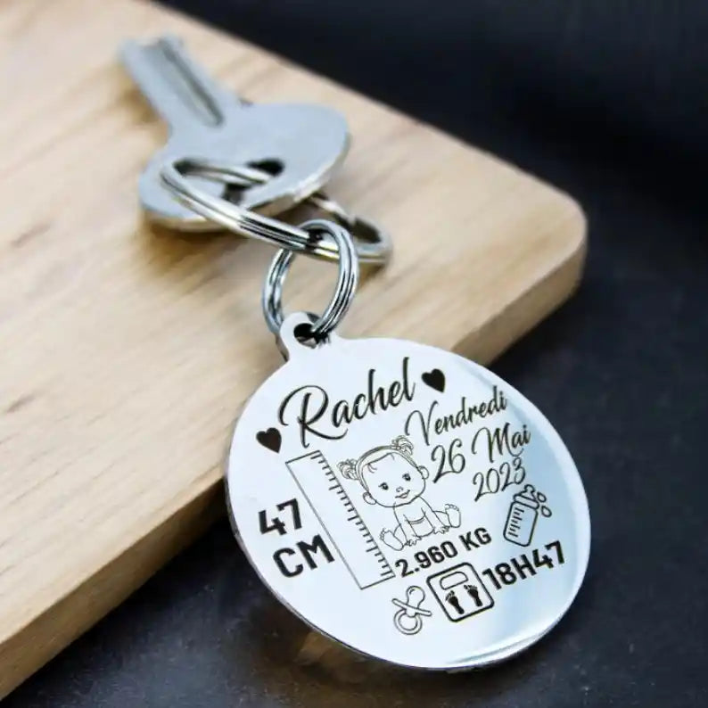 Porte-clé gravé pour naissance avec motif bébé et texte personnalisé
