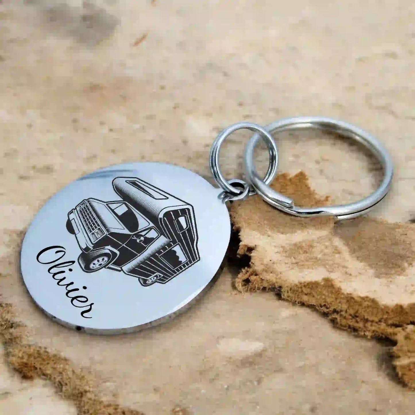Porte-clé camping-car gravure laser, idéal pour un cadeau d'anniversaire.