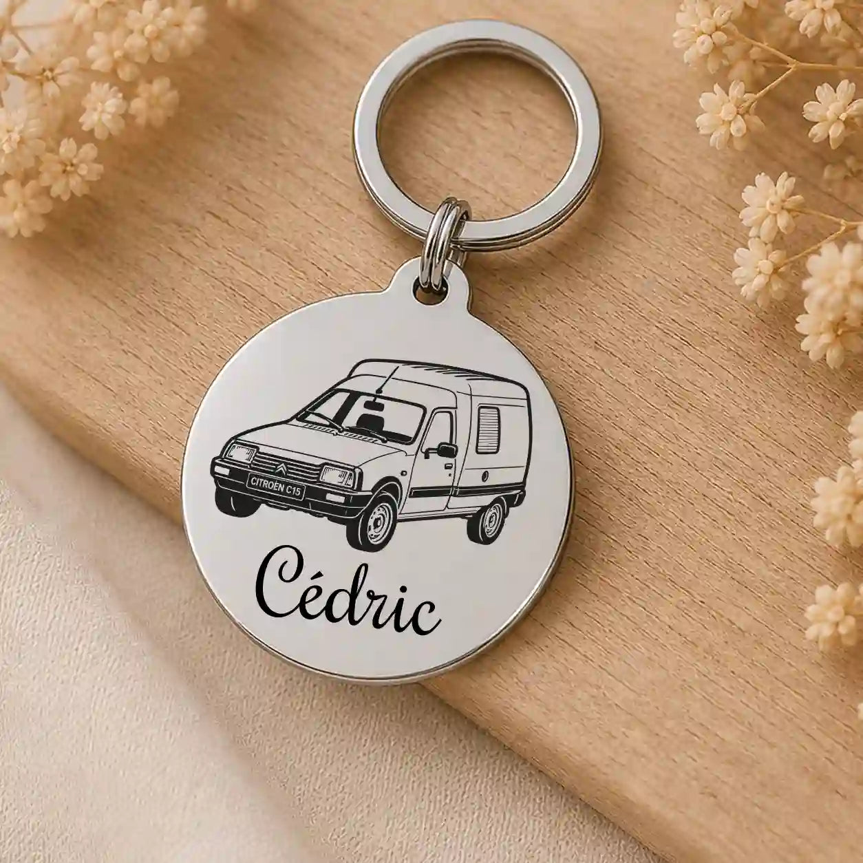 porte clé en acier inoxydable de couleur argent avec une Citroën c15 et gravure personnalisée