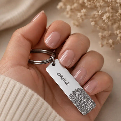 porte clé personnalisé avec empreinte tenue dans une main de femme