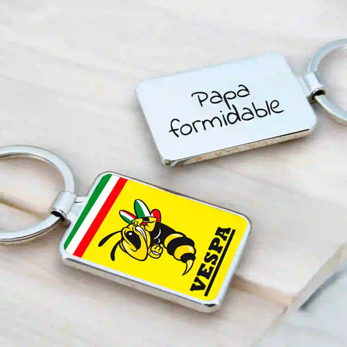 Porte-clé scooter Vespa personnalisé avec gravure d’un prénom - vue alternative