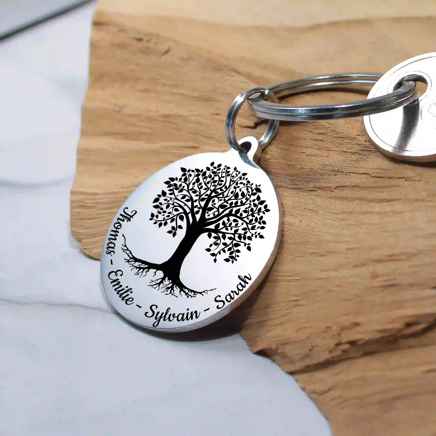 Porte-clé arbre de vie posé sur un morceau de bois