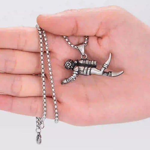 Collier plongeur avec pendentif silhouette de plongée sous-marine